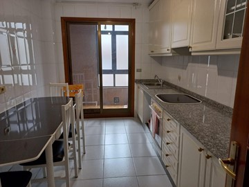 Barcelona, 4 dormitorios, 2 baños, garaje. Sin uso - Vigo