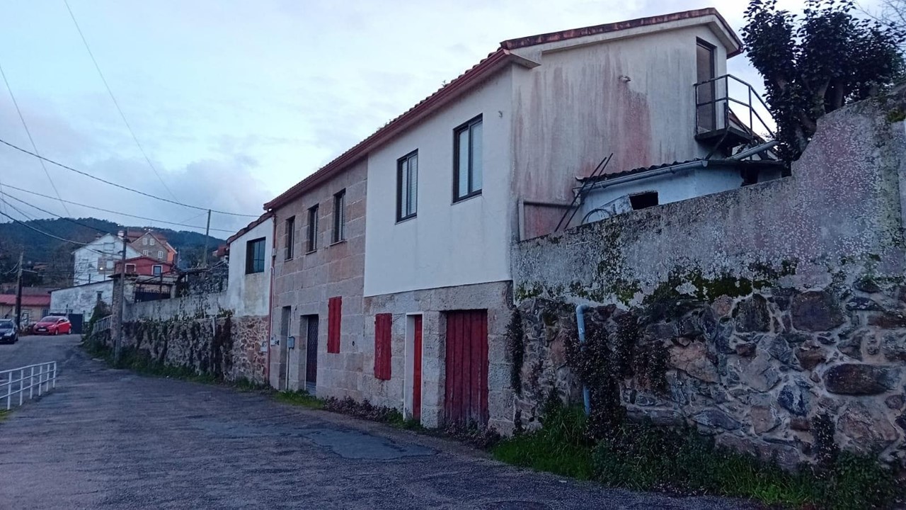 Foto 5 Beade. Casa 2 plantas mas buhardilla. Terreno 600m2