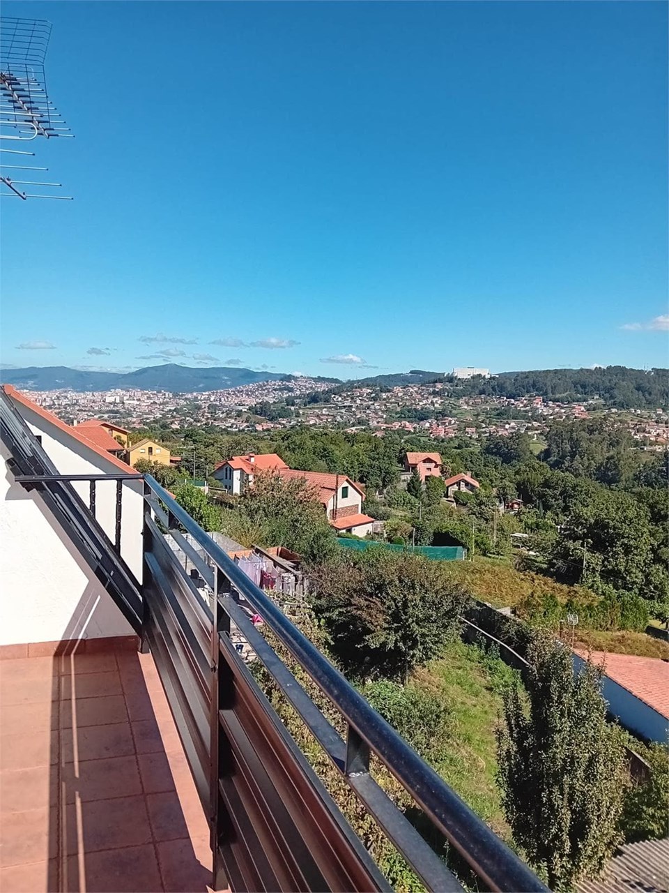 Foto 1 Beade, planta alta de casa, 2 dormitorios y despacho, 2 baños, terraza