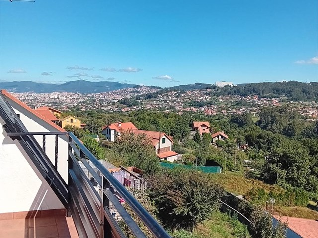 Beade, planta alta de casa, 2 dormitorios y despacho, 2 baños, terraza - Vigo