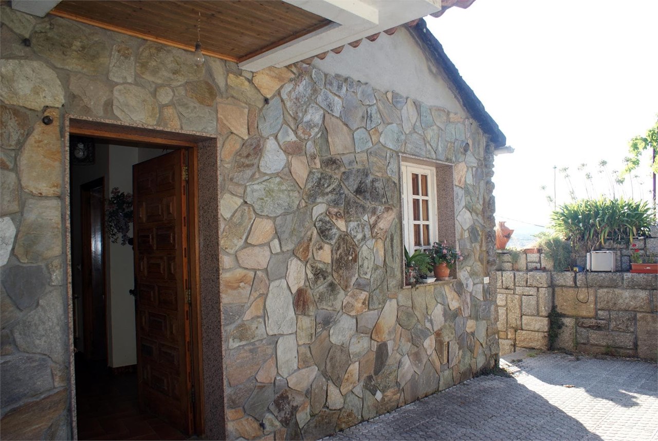 Foto 6 Briallos - Portas, casa de piedra, 4 dormitorios. 5.000m2 de  finca y zona monte