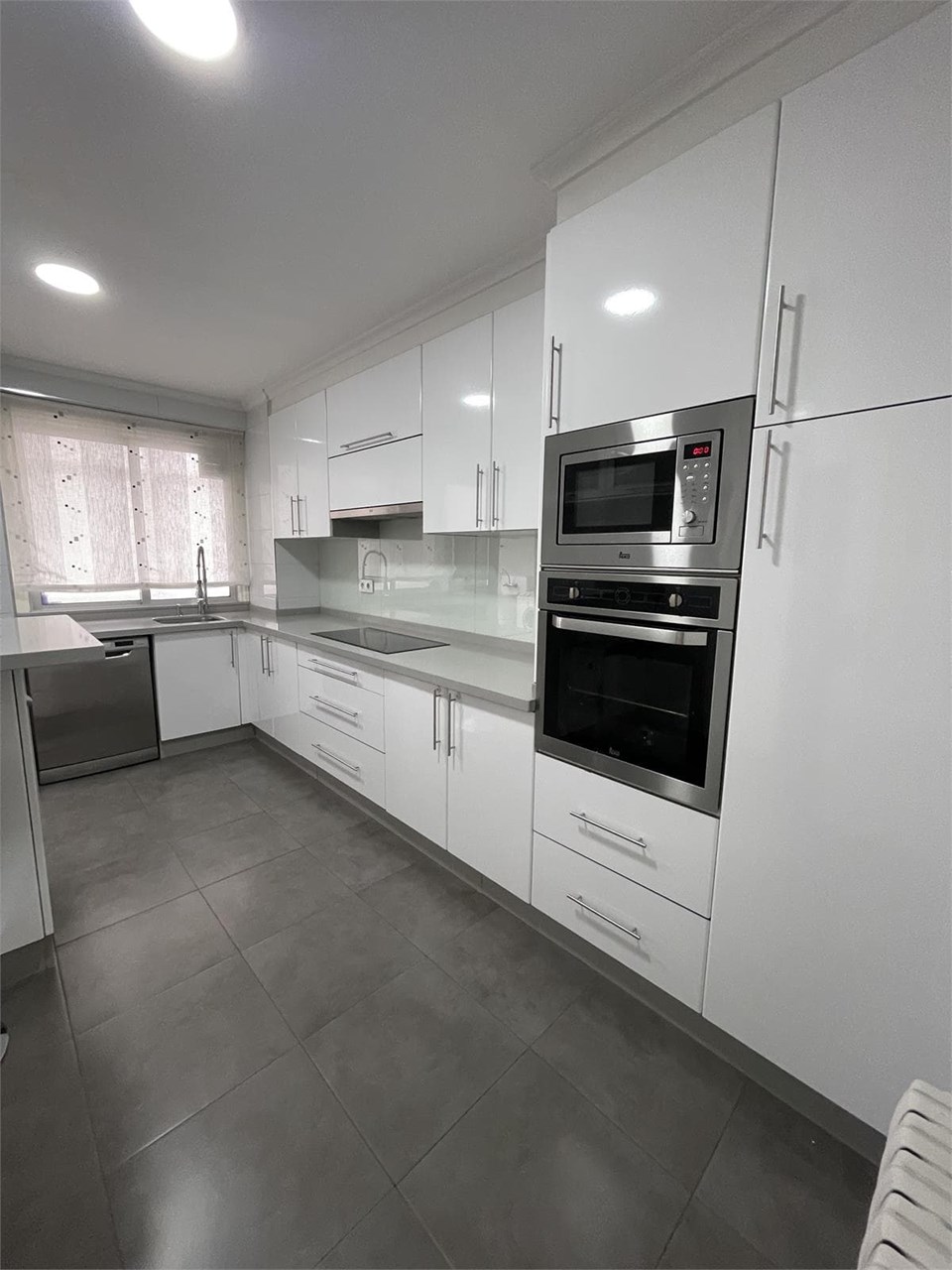 Foto 1 c/ Bolivia, piso de 200m2, 5 dormitorios, calefacción, garaje, trastero