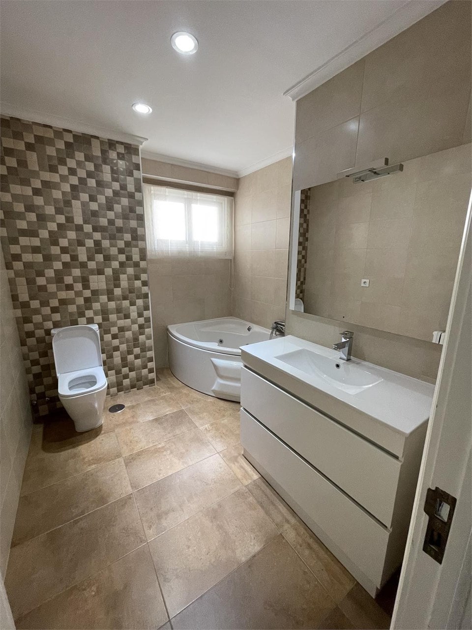 Foto 23 c/ Bolivia, piso de 200m2, 5 dormitorios, calefacción, garaje, trastero