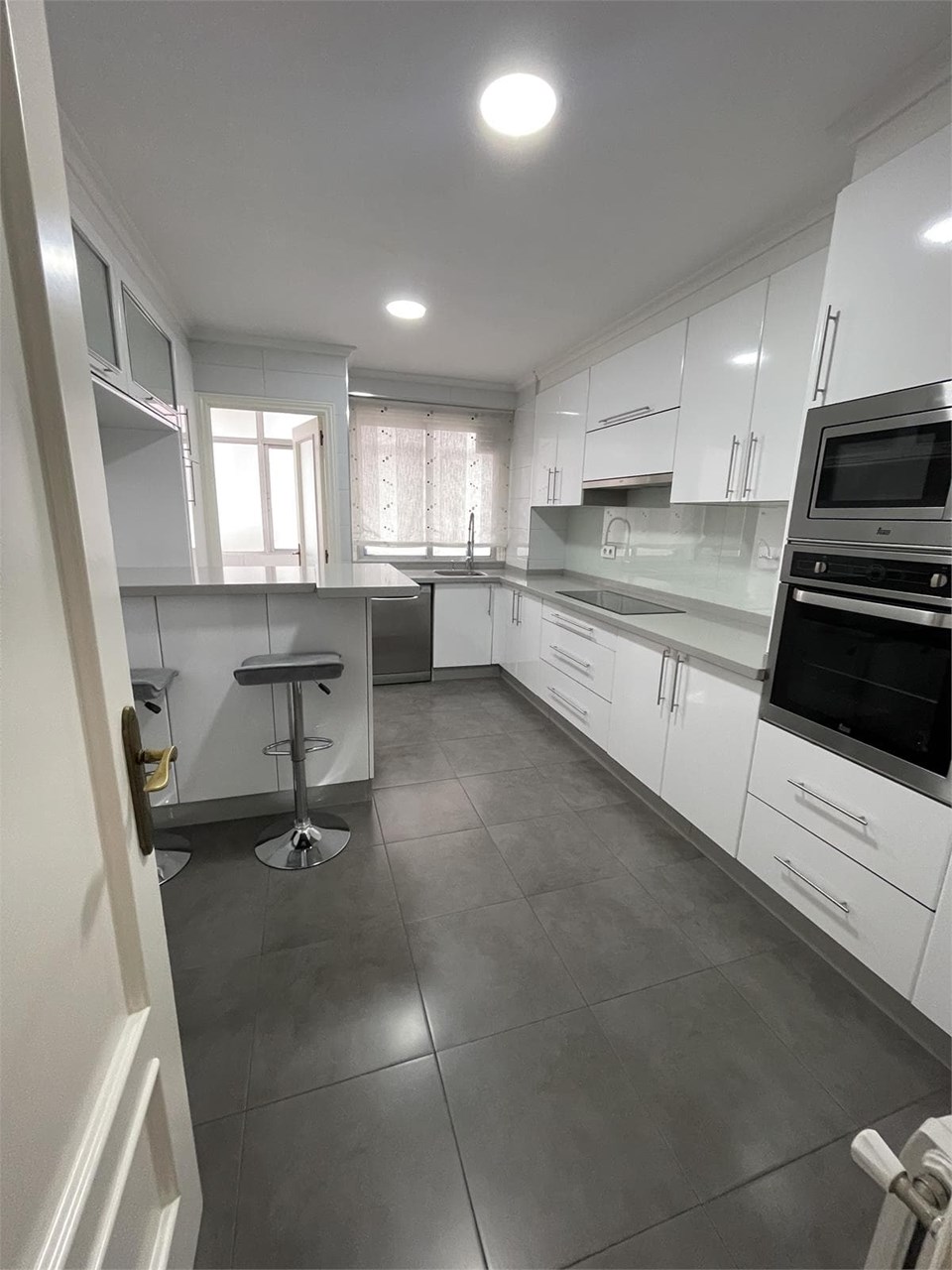 Foto 3 c/ Bolivia, piso de 200m2, 5 dormitorios, calefacción, garaje, trastero