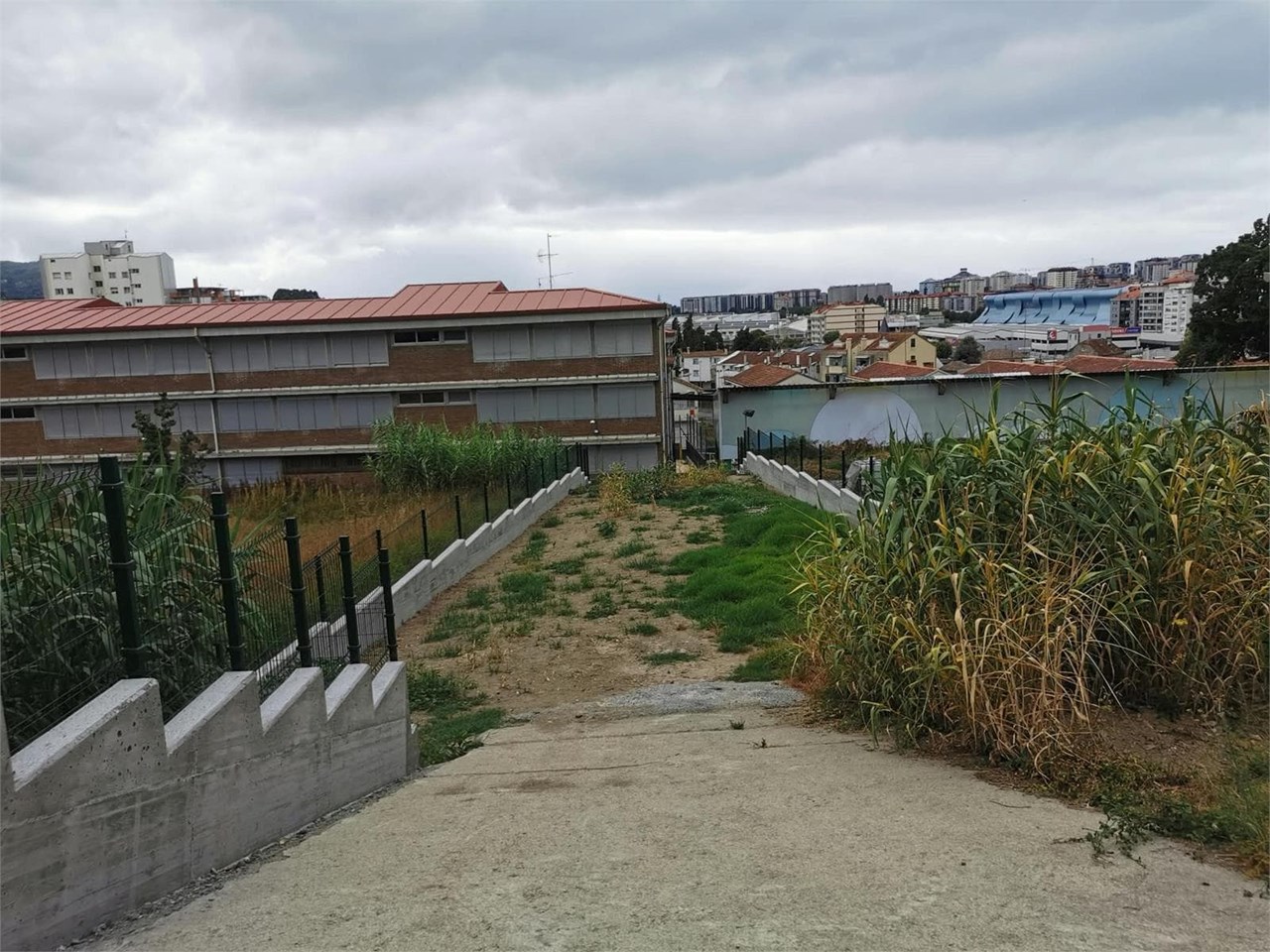 Foto 1 Castrelos (parque), 407m2, licencia y proyecto. Totalmente cerrado.
