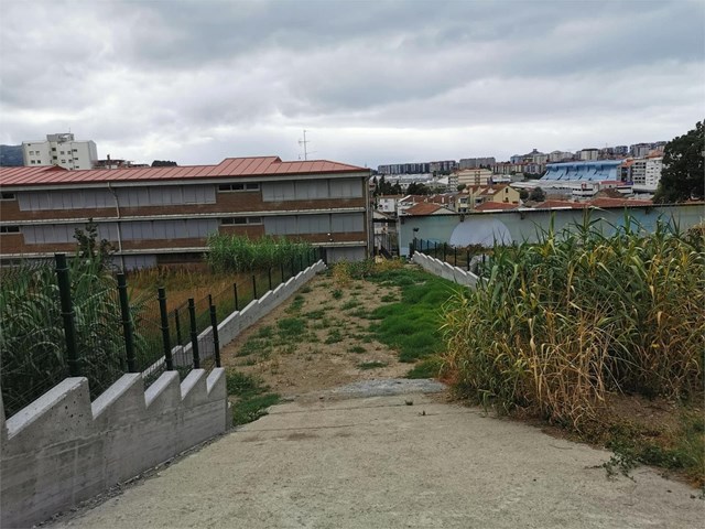 Castrelos (parque), 407m2, licencia y proyecto. Totalmente cerrado. - Vigo