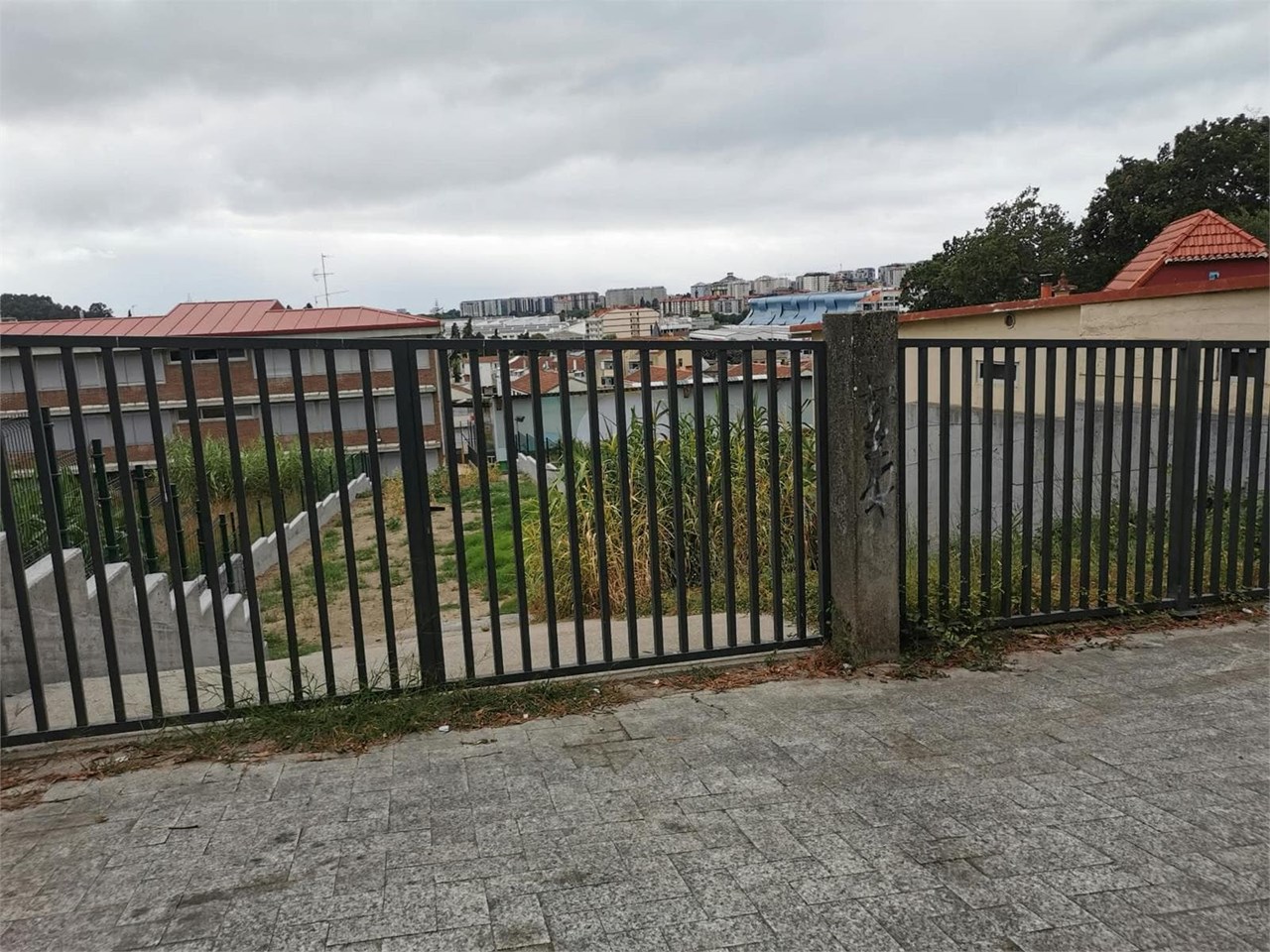 Foto 2 Castrelos (parque), 407m2, licencia y proyecto. Totalmente cerrado.