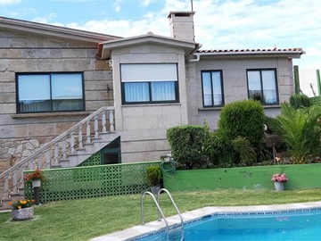 Coruxo - playa. Chalet piedra con parcela de 1800m2, piscina - Vigo