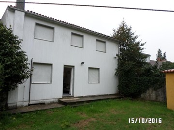 Melón, casa de 2 plantas con jardín y garaje. 6 dormitorios, 3 baños
