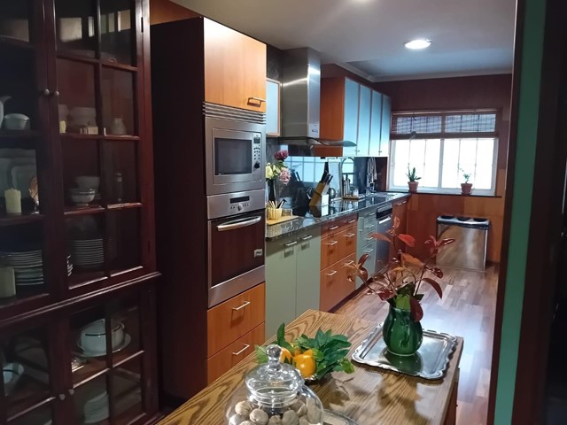 Pi y Margall, 5 dormitorios, calefacción, garaje - Vigo