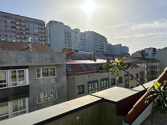 Pi y Margall, ático con terraza, 3 dormitorios, garaje, bodega. Semi nuevo - Vigo