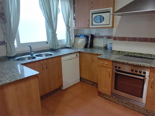 Pi y Margall. Piso de 217m2 de 5 dormitorios, calefacción, todo exterior - Vigo