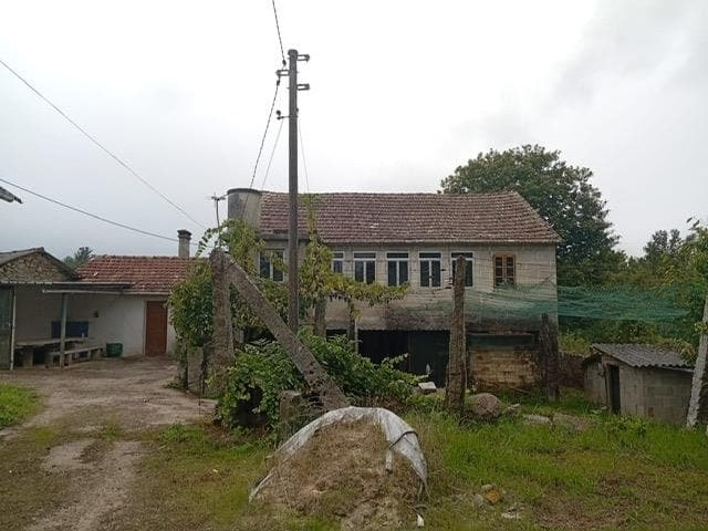 Ponteareas, casa de piedra para reformar con 7.000m2 de terreno
