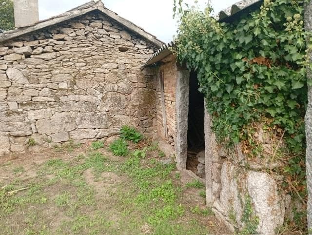 Foto 7 Ponteareas, casa de piedra para reformar con 7.000m2 de terreno
