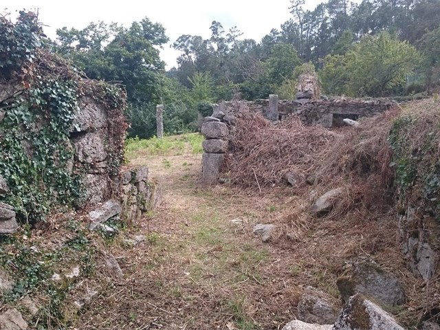 Ponteareas - Gulanes, terreno 1268m2, con ruinas de piedra