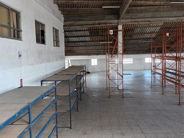 Puxeiros - Nave de 1.100m2 - Mos