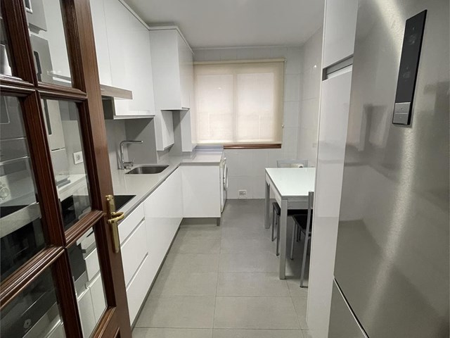Torrecedeira, amueblado, 3 dormitorios, 2 baños, calefacción, garaje - Vigo