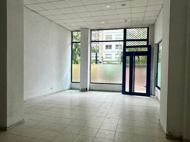 Travesía de Vigo, bajo acondicionado, 80m2